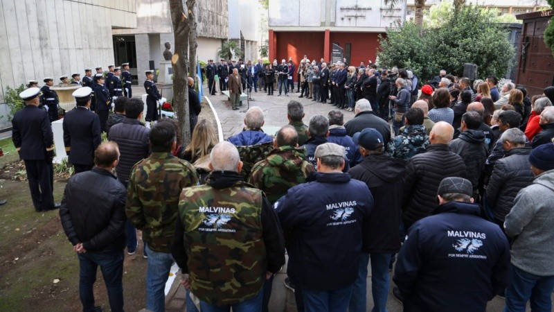 El emotivo acto en homenaje al cabo rosarino Felipe Gallo este lunes en el cementerio El Salvador.