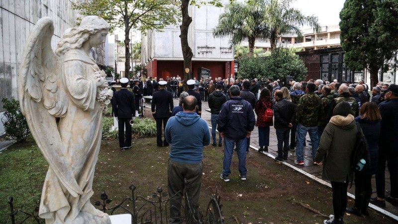 El emotivo acto en homenaje al cabo rosarino Felipe Gallo este lunes en el cementerio El Salvador.