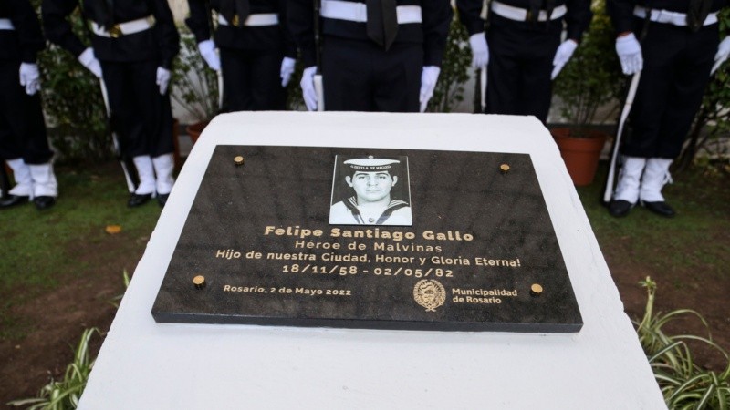 El emotivo acto en homenaje al cabo rosarino Felipe Gallo este lunes en el cementerio El Salvador.