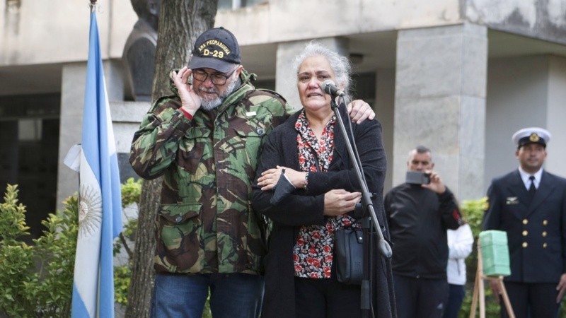 Norma, la hermana de fFlipe Gallo emocionado en su discurso.