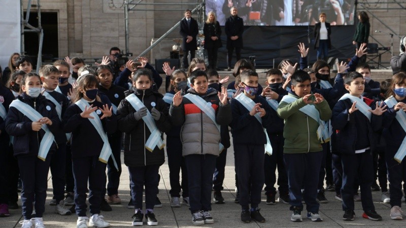 El esperado regreso de la jura de la bandera por miles de chicos y chicas en el Monumento.