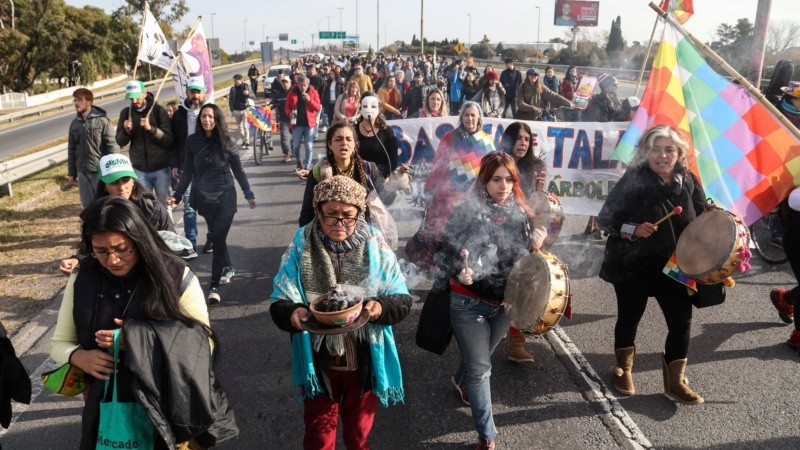 La protesta de ambientalistas en la cabecera del puente Rosario Victoria. 