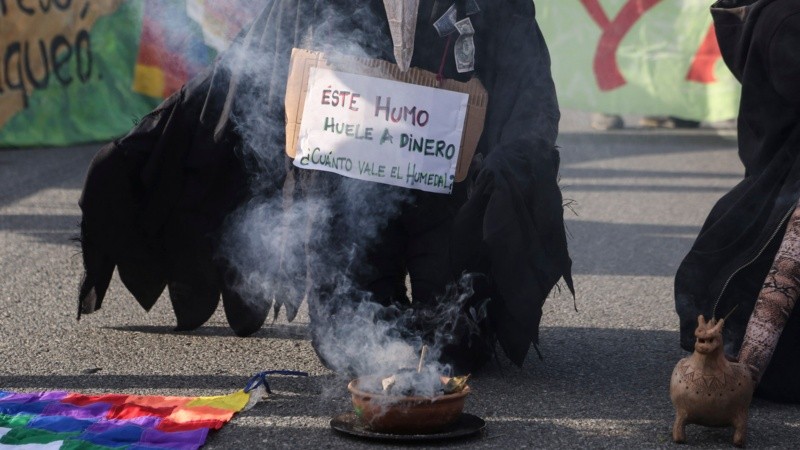 La protesta de ambientalistas en la cabecera del puente Rosario Victoria. 