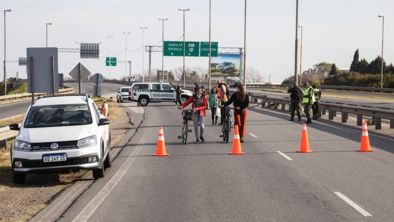 La protesta de ambientalistas en la cabecera del puente Rosario Victoria. 