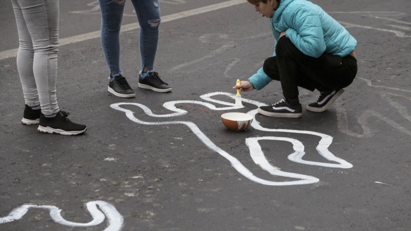 Familiares de víctimas de la inseguridad realizaron una intervención frente a Gobernación este jueves por la mañana.