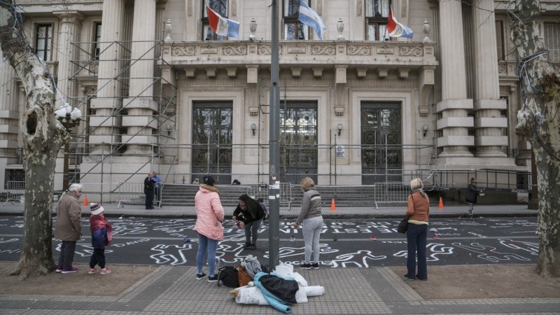 Familiares de víctimas de la inseguridad realizaron una intervención frente a Gobernación este jueves por la mañana.