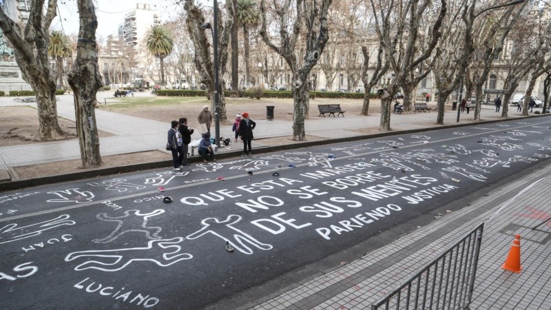 Familiares de víctimas de la inseguridad realizaron una intervención frente a Gobernación este jueves por la mañana.