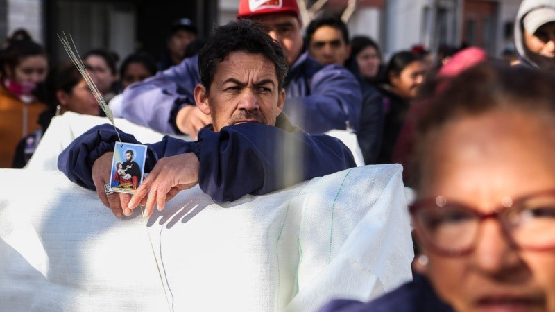 Miles de fieles en la iglesia de San Cayetano agradeciendo y pidiendo por trabajo. 