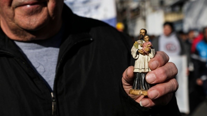 Miles de fieles en la iglesia de San Cayetano agradeciendo y pidiendo por trabajo. 