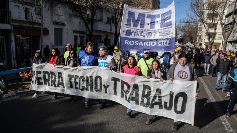 La marcha de organizaciones sociales pasando por la iglesia San Cayetano este domingo por la mañana. 