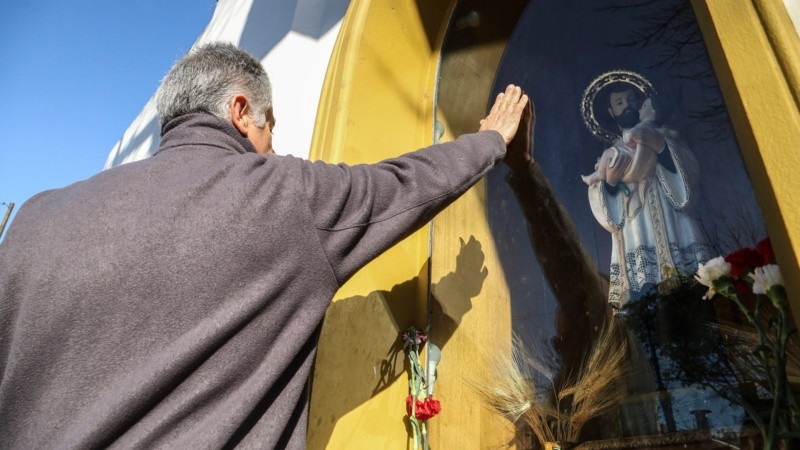 Miles de fieles en la iglesia de San Cayetano agradeciendo y pidiendo por trabajo. 