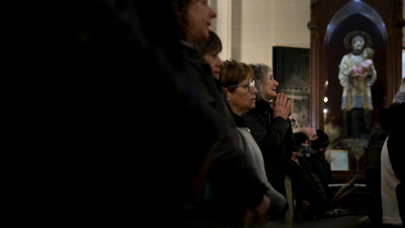 Miles de fieles en la iglesia de San Cayetano agradeciendo y pidiendo por trabajo. 