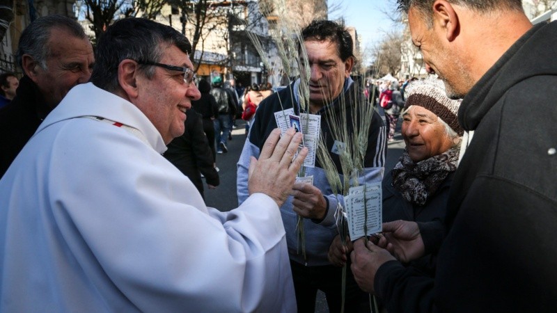 Miles de fieles en la iglesia de San Cayetano agradeciendo y pidiendo por trabajo. 