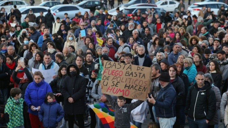 La marcha en el Monumento, con humo en la isla de enfrebte,