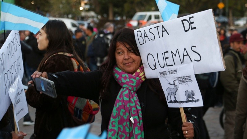 Una multitud en el Monumento se reunió para decir basta a la quema en las islas. 