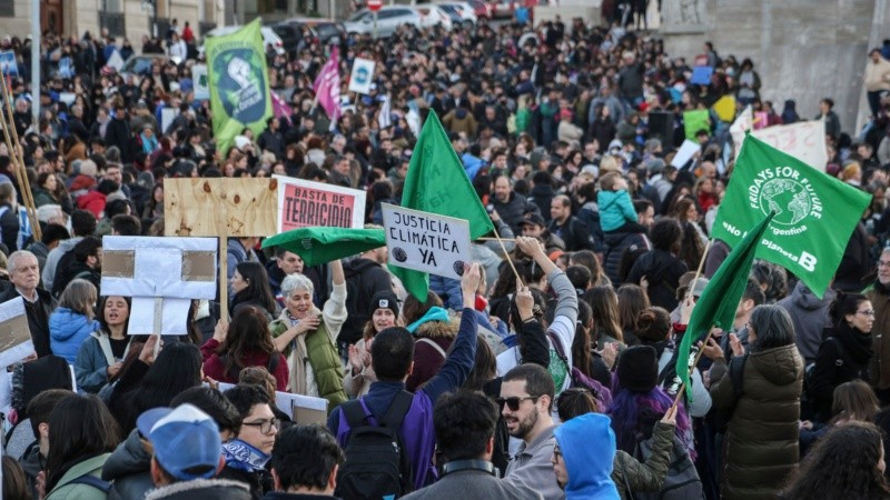 Una multitud en el Monumento se reunió para decir basta a la quema en las islas. 