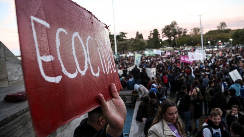 Una multitud en el Monumento se reunió para decir basta a la quema en las islas. 