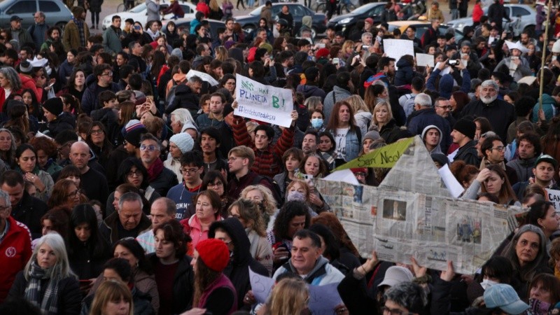 Una multitud en el Monumento se reunió para decir basta a la quema en las islas. 