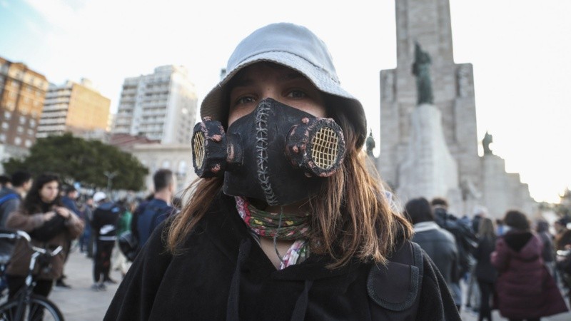 Una multitud en el Monumento se reunió para decir basta a la quema en las islas. 