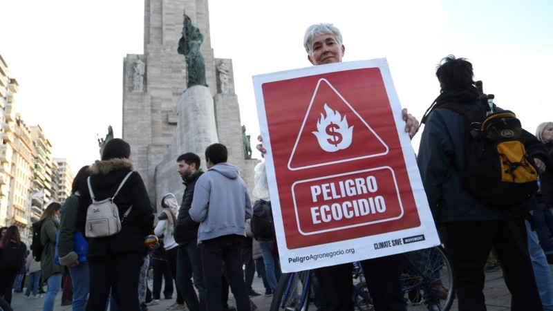 Una multitud en el Monumento se reunió para decir basta a la quema en las islas. 