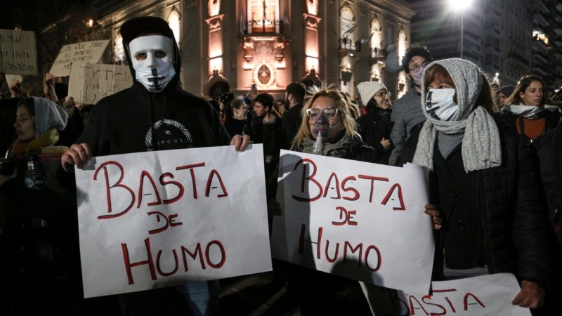 Una multitud en el Monumento se reunió para decir basta a la quema en las islas. 