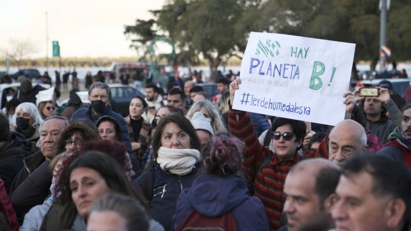 Una multitud en el Monumento se reunió para decir basta a la quema en las islas. 