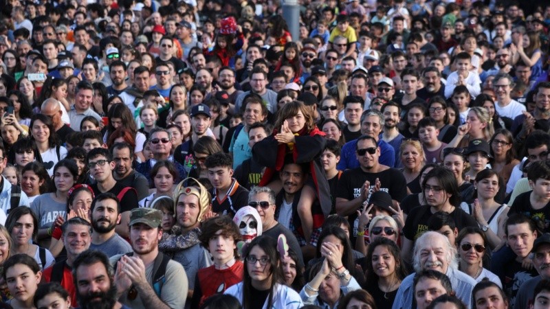 Una multitud se hizo presente en la explanada del CEC junto al río. 