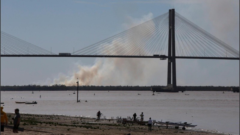 En la madrugada el viento podría volver a traer el humo a la ciudad.