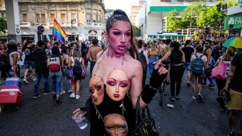 Una nueva Marcha del Orgullo recorrió las calles de Rosario este sábado por la tarde. 