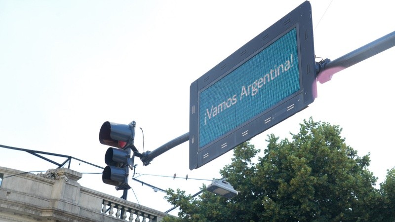 Los carteles que se encuentran en los semáforos con palabras de aliento a la Selección.