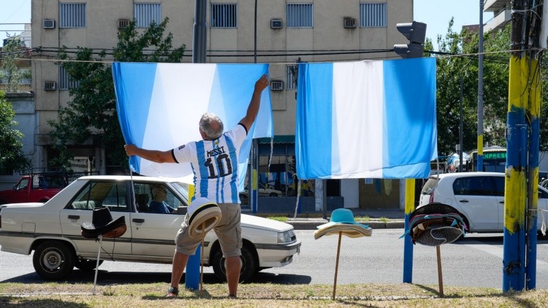 José hace 40 años que vende en cada Mundial indumentaria de la Selección en Avellaneda y Santa Fe.