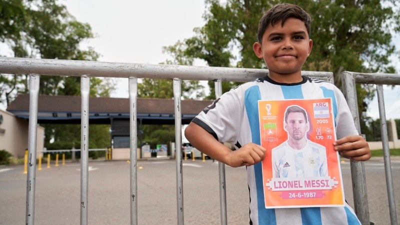 Hinchas fanáticos de Messi a la espera de una foto. 