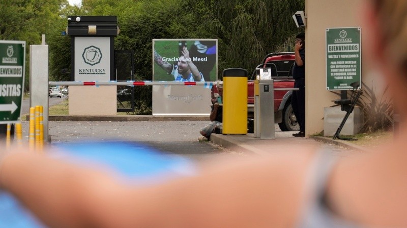 Hinchas fanáticos de Messi a la espera de una foto. 