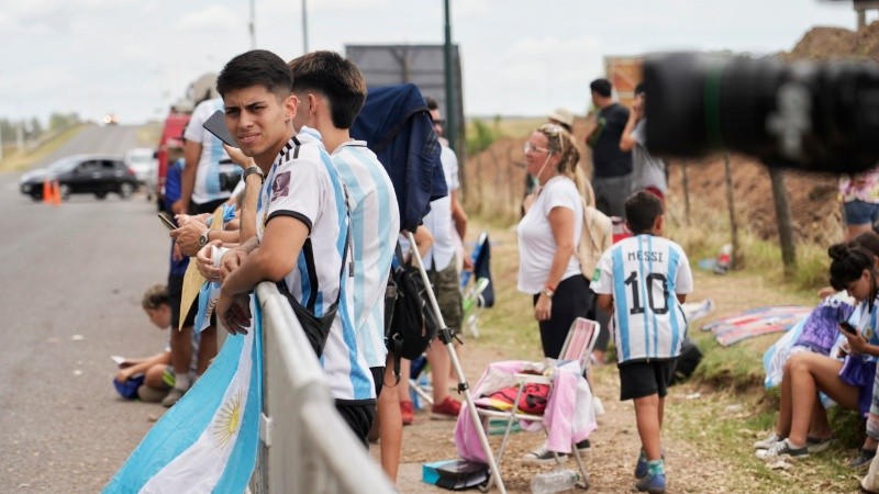 Hinchas fanáticos de Messi a la espera de una foto. 