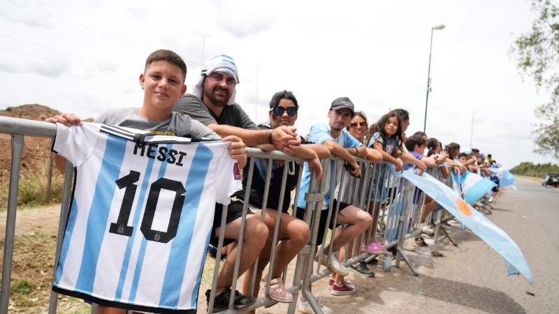 Hinchas fanáticos de Messi a la espera de una foto. 