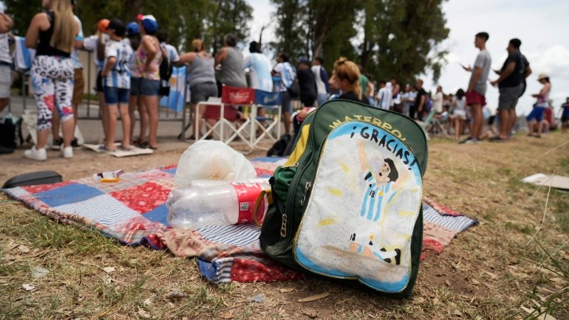 Hinchas fanáticos de Messi a la espera de una foto. 