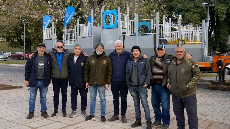 La foto grupal con el barco detrás.