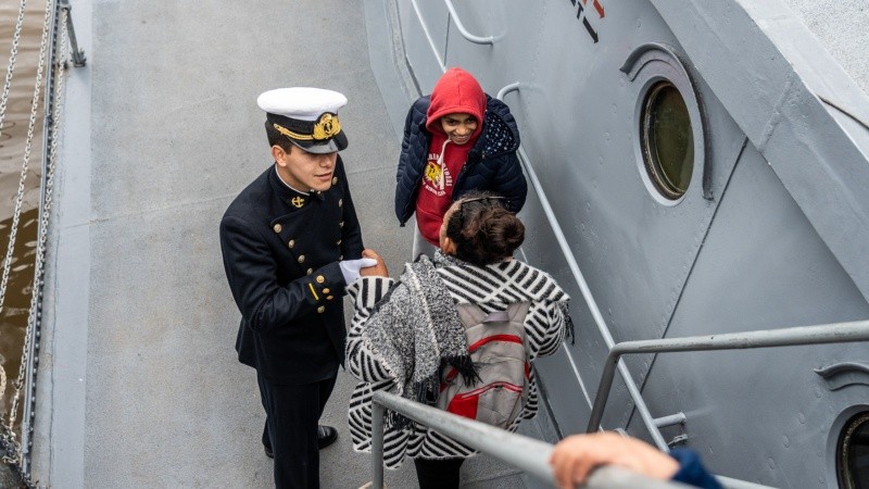 Tres buques de la Armada Argentina pasaron por la costa central de Rosario y fueron visitados por el público.