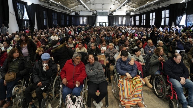 Una multitud se congregó en la ex Rural para recibir la bendición de Leda.