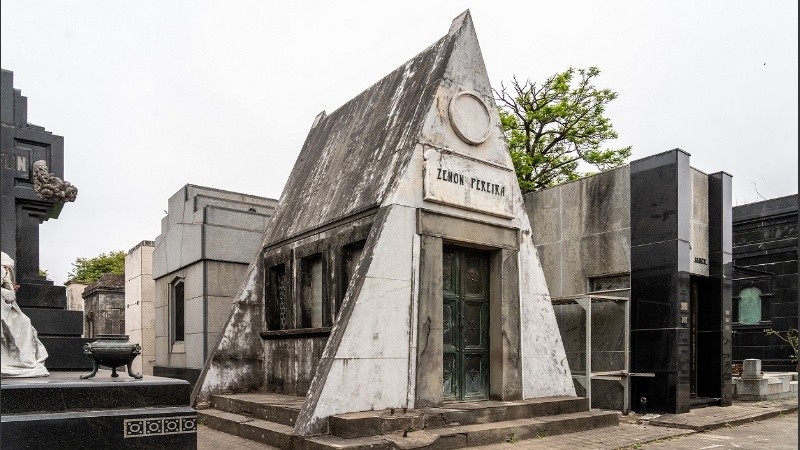 La arquitectura del panteón de Zenón Pereira es triangular, representando la tesis, antítesis y la síntesis hegeliana.