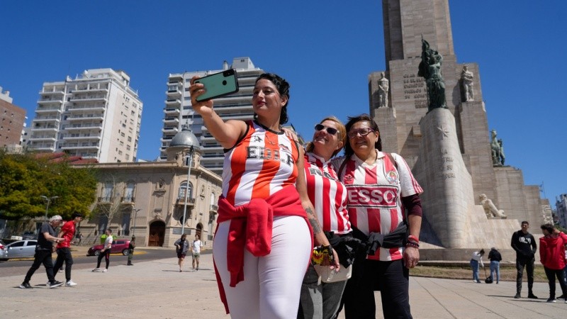 Hinchas de Estudiantes de La Plata en el Monumento. Este viernes se enfrentan contra Huracán en el Coloso por Copa Argentina.