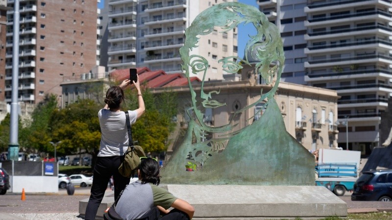 Turistas en el Monumento disfrutando de un día radiante.