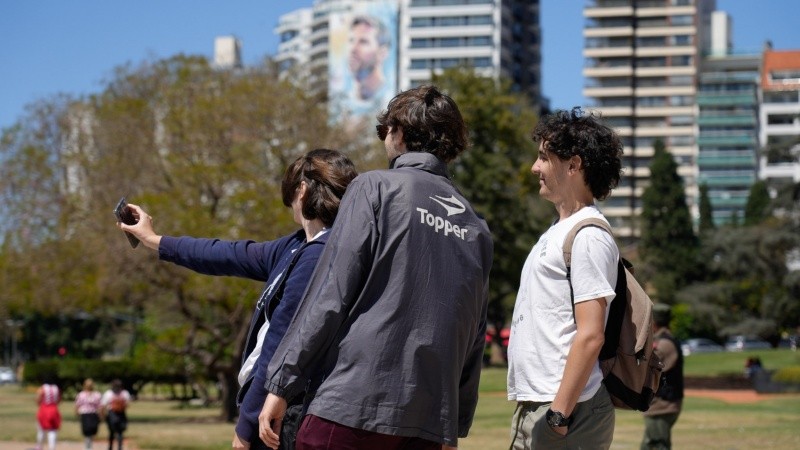 Turistas en el Monumento disfrutando de un día radiante.