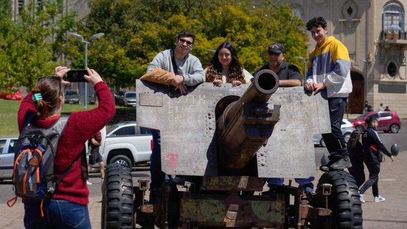 Turistas en el Monumento disfrutando de un día radiante.