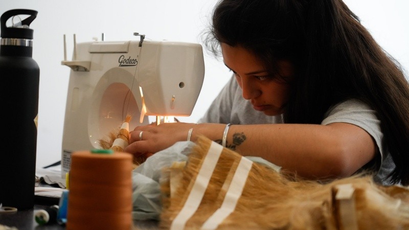 Así es el trabajo solidario para confeccionar pelucas para pacientes oncológicos.