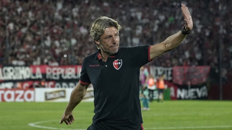 El entrenador y un saludo tímido al retirarse tras la goleada a Defensa y Justicia.