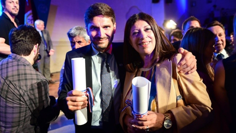 Maximiliano Pullaro y Clara García durante la entrega de diplomas del Tribunal Electoral.