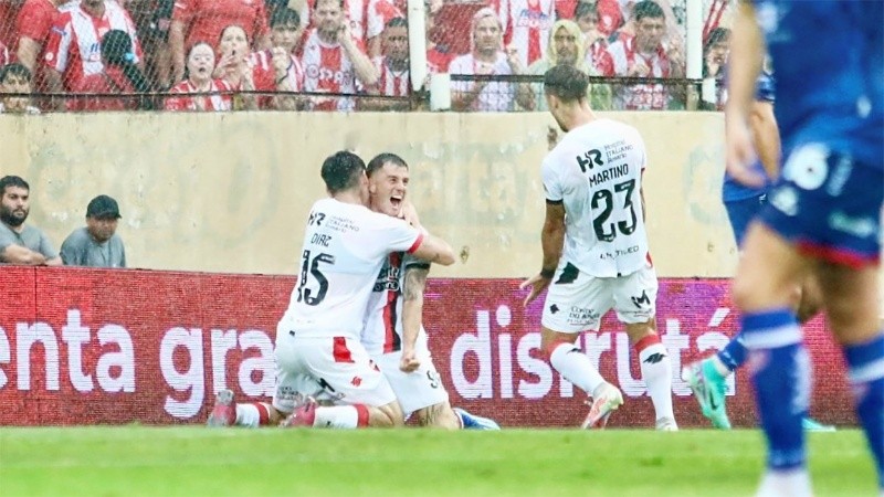 El Colo celebra sus tres goles bajo el diluvio santafesino.