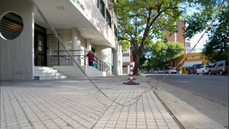 Un muchacho de 25 años se lastimó la cadera al caerse de un árbol al que se había trepado para acceder al alumbrado en Mitre al 2200.