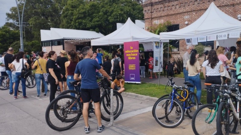 La expo UNR en Calle Recreativa.